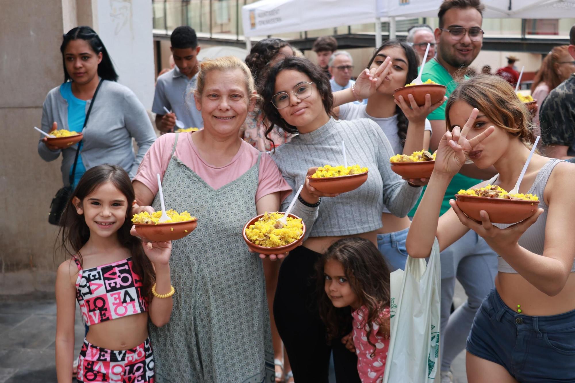 Galería del reparto de arroz de les 'calderes' en el día grande de las fiestas de Almassora