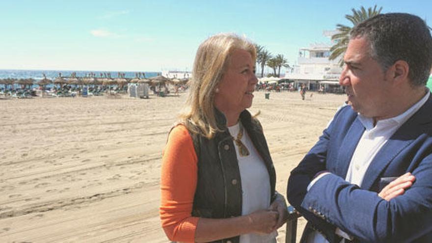 Elías Bendodo ha participado en un acto junto a la presidenta local de la formación, Ángeles Muñoz.