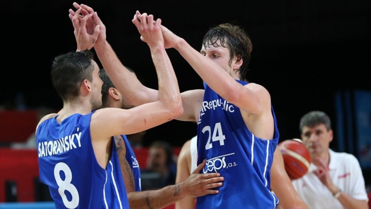 Satoransky y Vesely con la selección de la República Checa