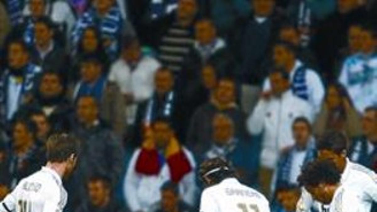 Varios jugadores del Madrid se preocupan por Casillas tras recibir un golpe en el partido ante el Athletic.