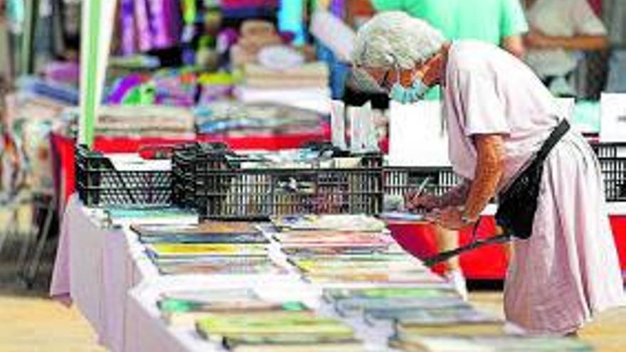 Una señora vende cada sábado libros de segunda mano en su puesto. 