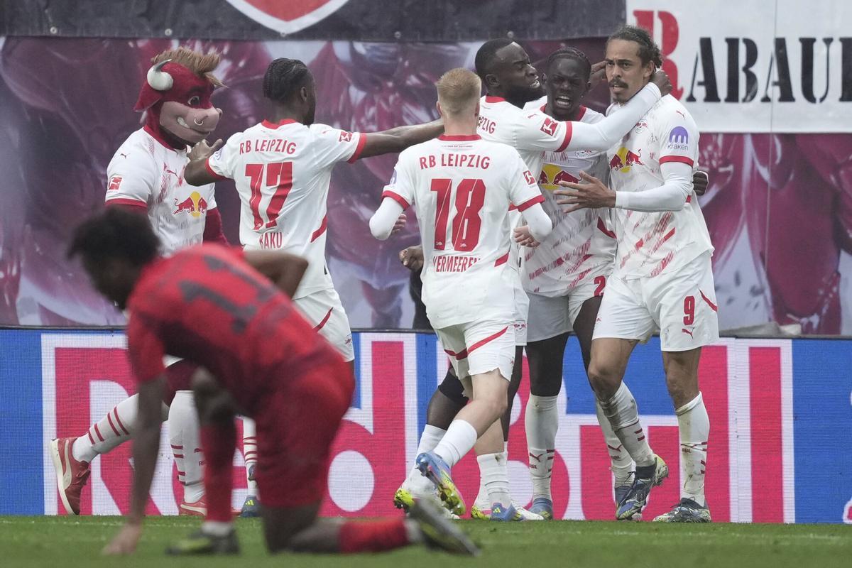 Yussuf Poulsen es felicitado por sus compañeros del Red Bull Leipzig tras anotar el 3-3.