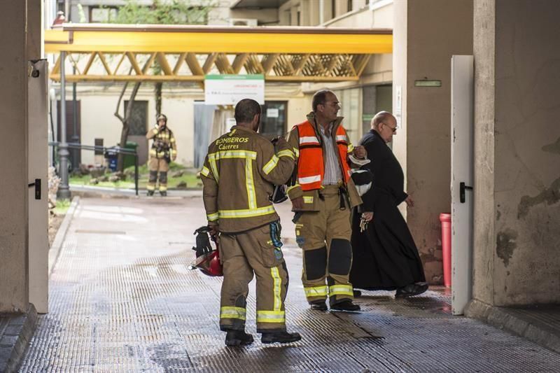 El incendio del hospital Virgen de la Montaña de Cáceres en imágenes