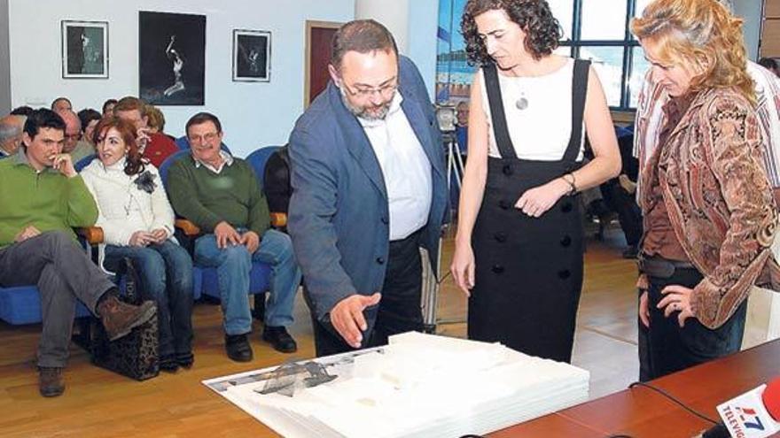 La maqueta del auditorio de Moaña fue presentada en un acto con la ex conselleira de Cultura, Ánxela Bugallo, en marzo de 2007.  // G.N.