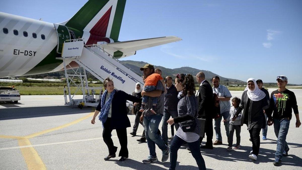 Un grupo de refugiados sirios a punto de tomar el avión con el Papa hacia el Vaticano.