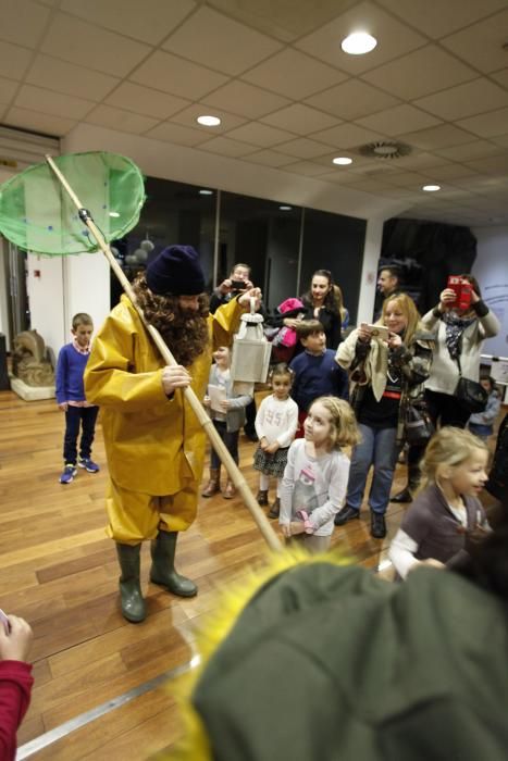 El angulero recoge cartas de los niños en el Acuario de Gijón