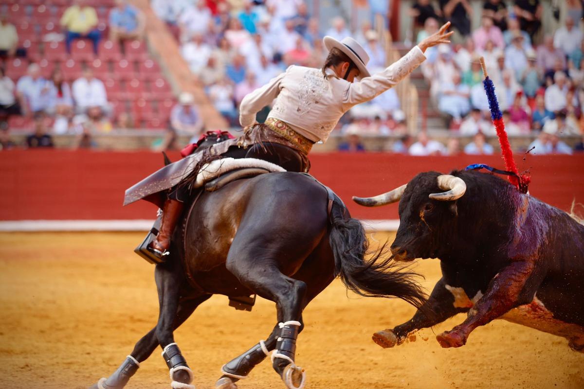 Lea Vicens coloca una banderilla.