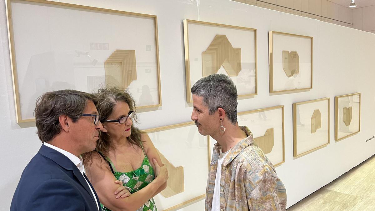 Juan de Dios Navarro y Catalina Iliescu charlan con Juan Antonio Cerezuela junto a la obra premiada
