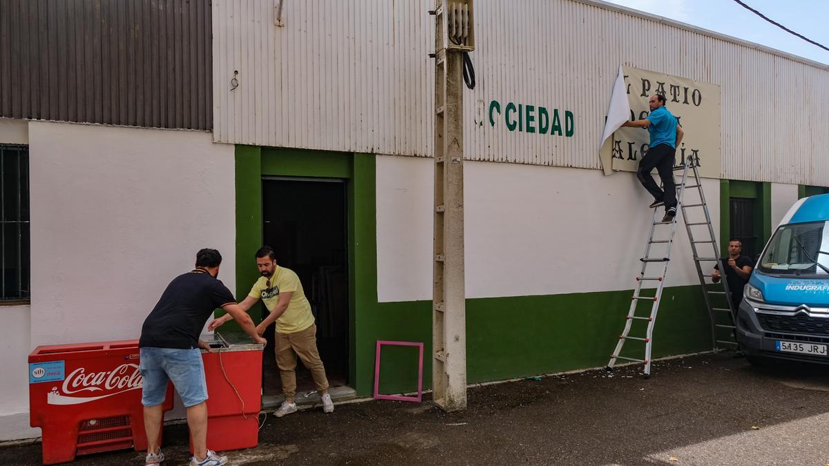 Calle de casetas en el real de la feria, ayer.