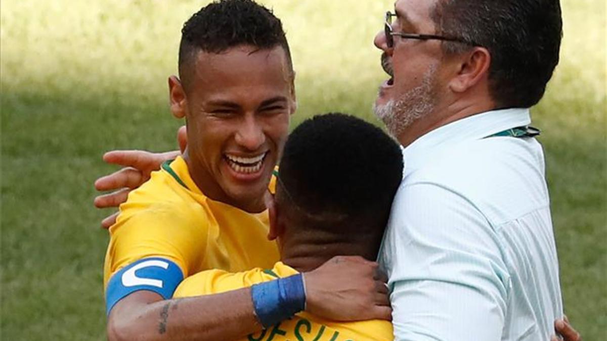 Neymar celebra con Gabriel Jesús y su técnico