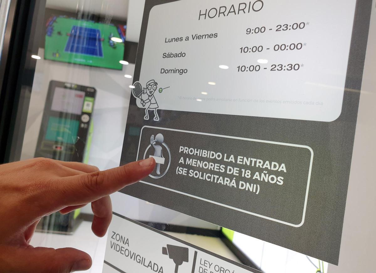 Una entrada a un salón de juego que recuerda que los menores están vetados.