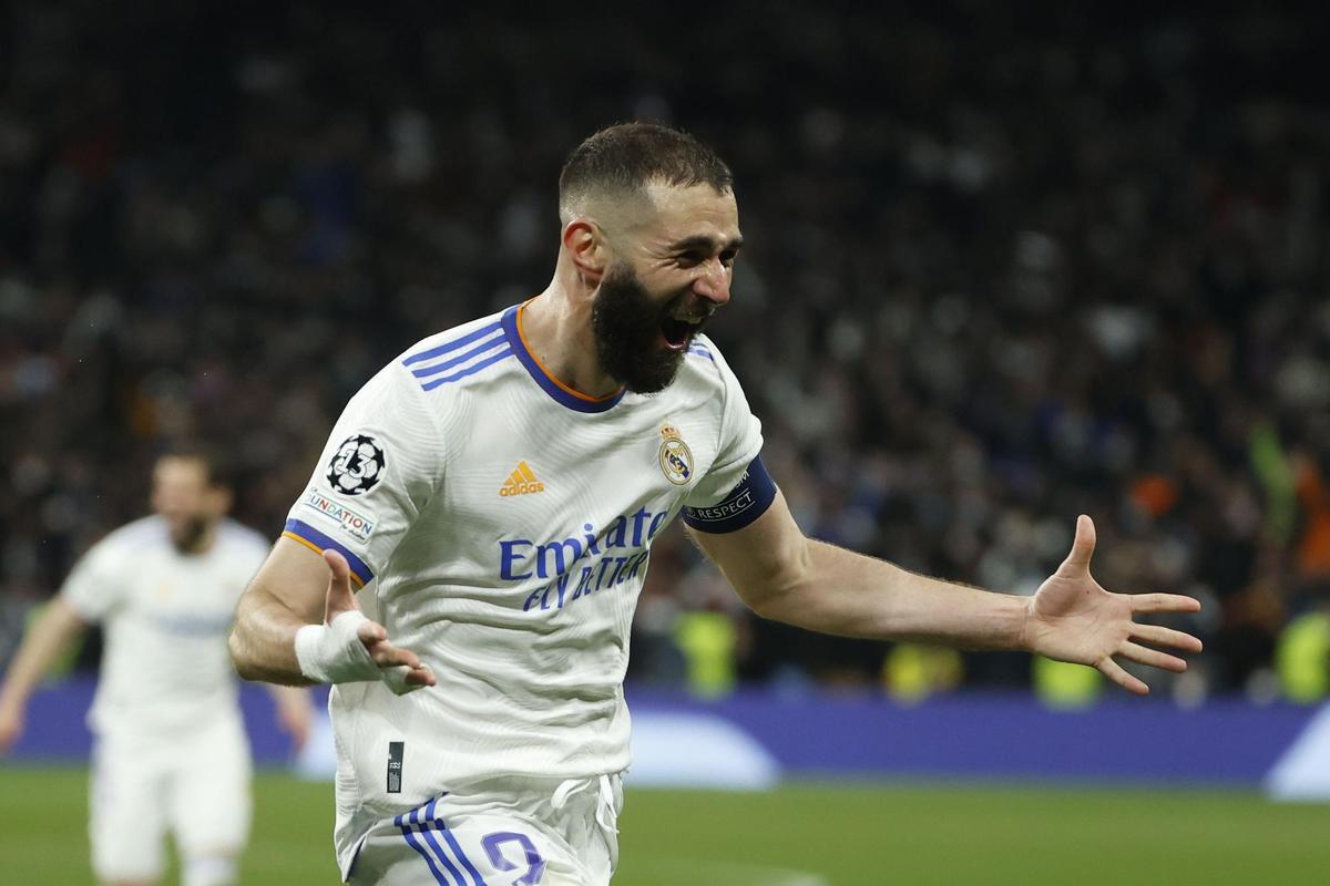 MADRID, 09/03/2022.- El delantero del Real Madrid Karim Benzemá celebra tras marcar ante el París Saint Germain, durante el partido de vuelta de los octavos de final de la Liga de Campeones que disputan hoy miércoles en el estadio Santiago Bernabéu. EFE/Juanjo Martín