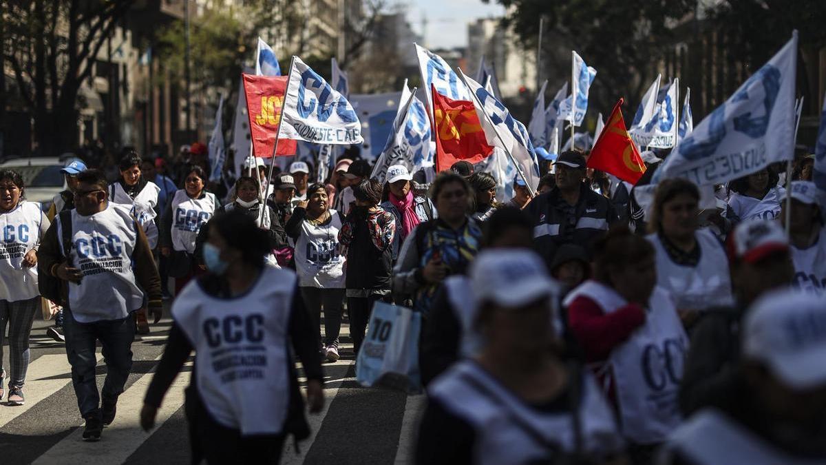 Miles de personas participan hoy en una manifestación para conmemorar el Día de la Lealtad peronista, en Buenos Aires (Argentina).