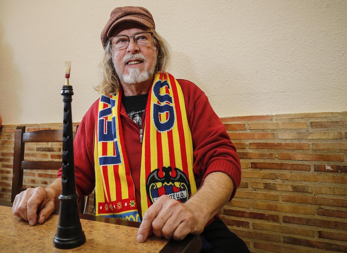 Brauli posa feliz con su dolçaina después de almorzar en su bar de confianza en Bétera. Tras haberse convertido en un icono en el levantinismo, su ilusión es la de volver a tocar el himno en Copa ante el Atlético. De ser así, será una buena señal