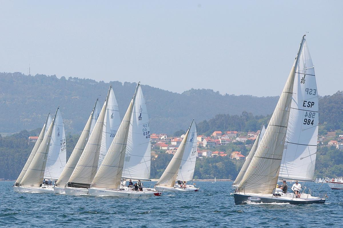 La flota de J80 compitiendo rumbo a Baiona.