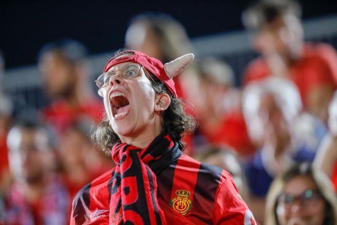 Los aficionados del Mallorca invaden el campo tras el pitido final