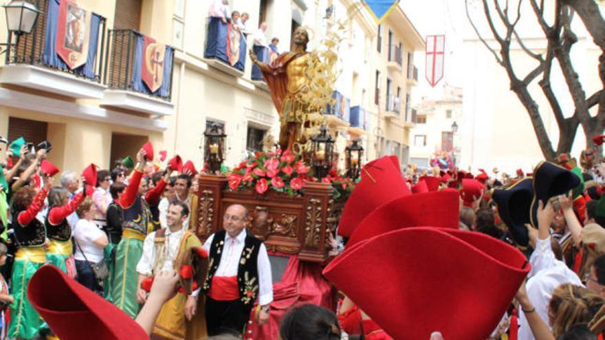 Gorros en alto por San Bonifacio