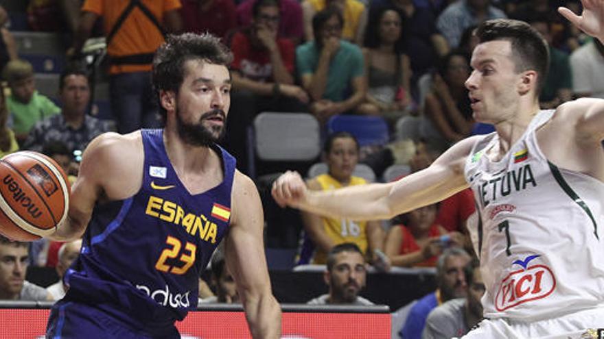 Llull trata de entrar a canasta.