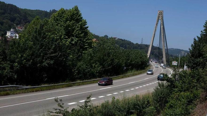 Tráfico en el Corredor del Nalón a la altura del puente atirantado de Sama.