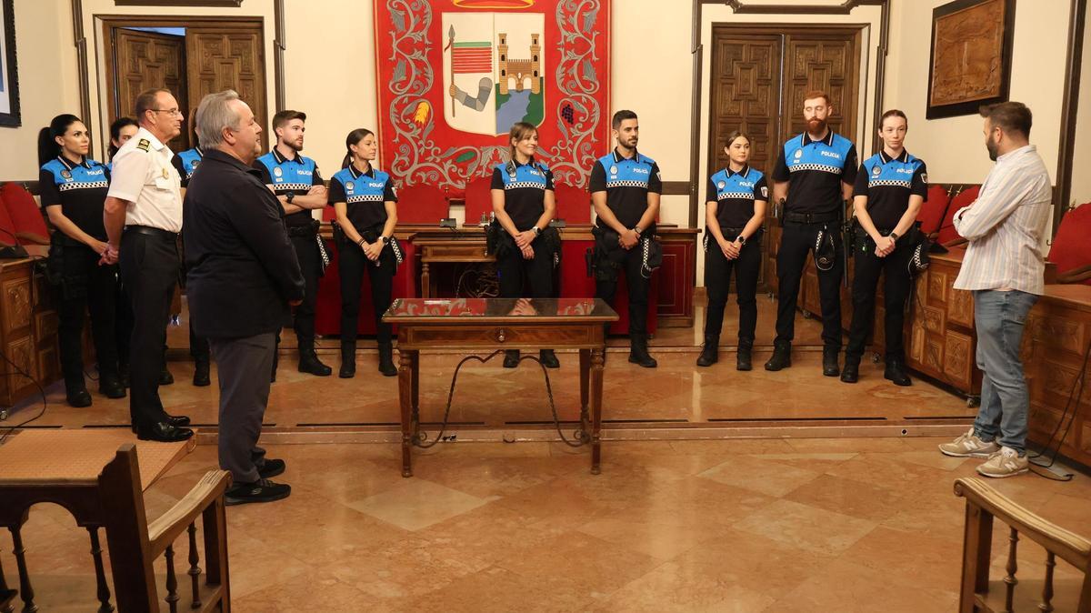 Toma de posesión de los diez nuevos policías municipales.