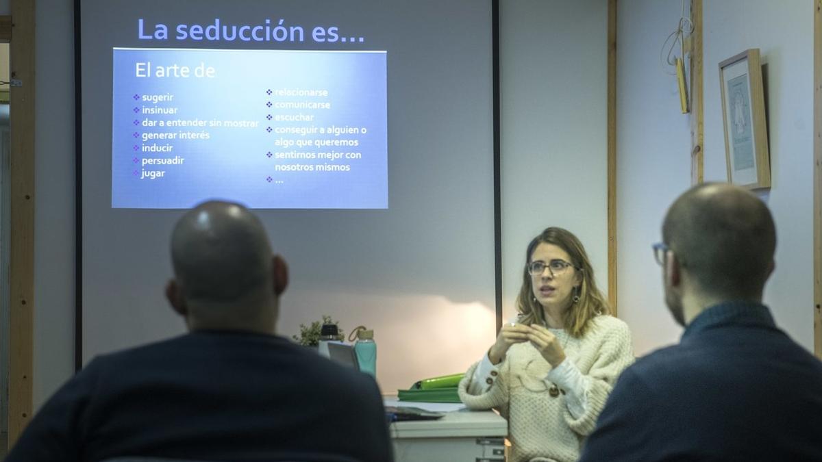 'Powerpoint' seductor. Luana, sexóloga, imparte un cursillo para aprender a ligar en Sex Academy.