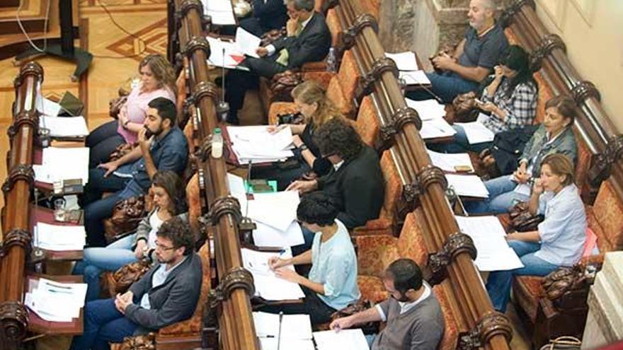 Imagen de las bancadas de Marea Atlántica y PSOE durante el último pleno municipal.