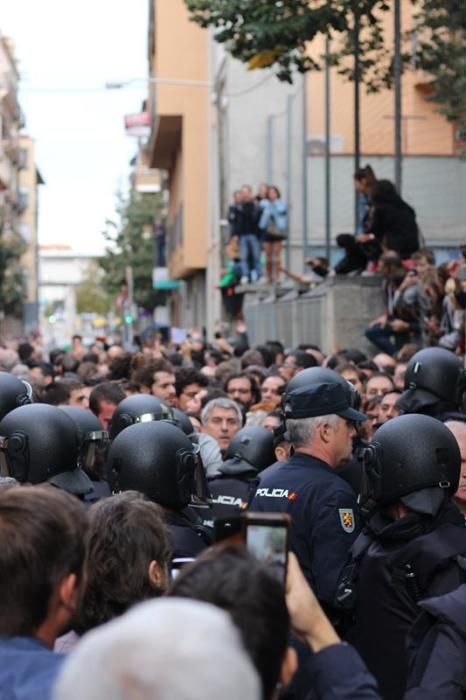 La Policia Nacional desallotja el col·legi Verd de Girona