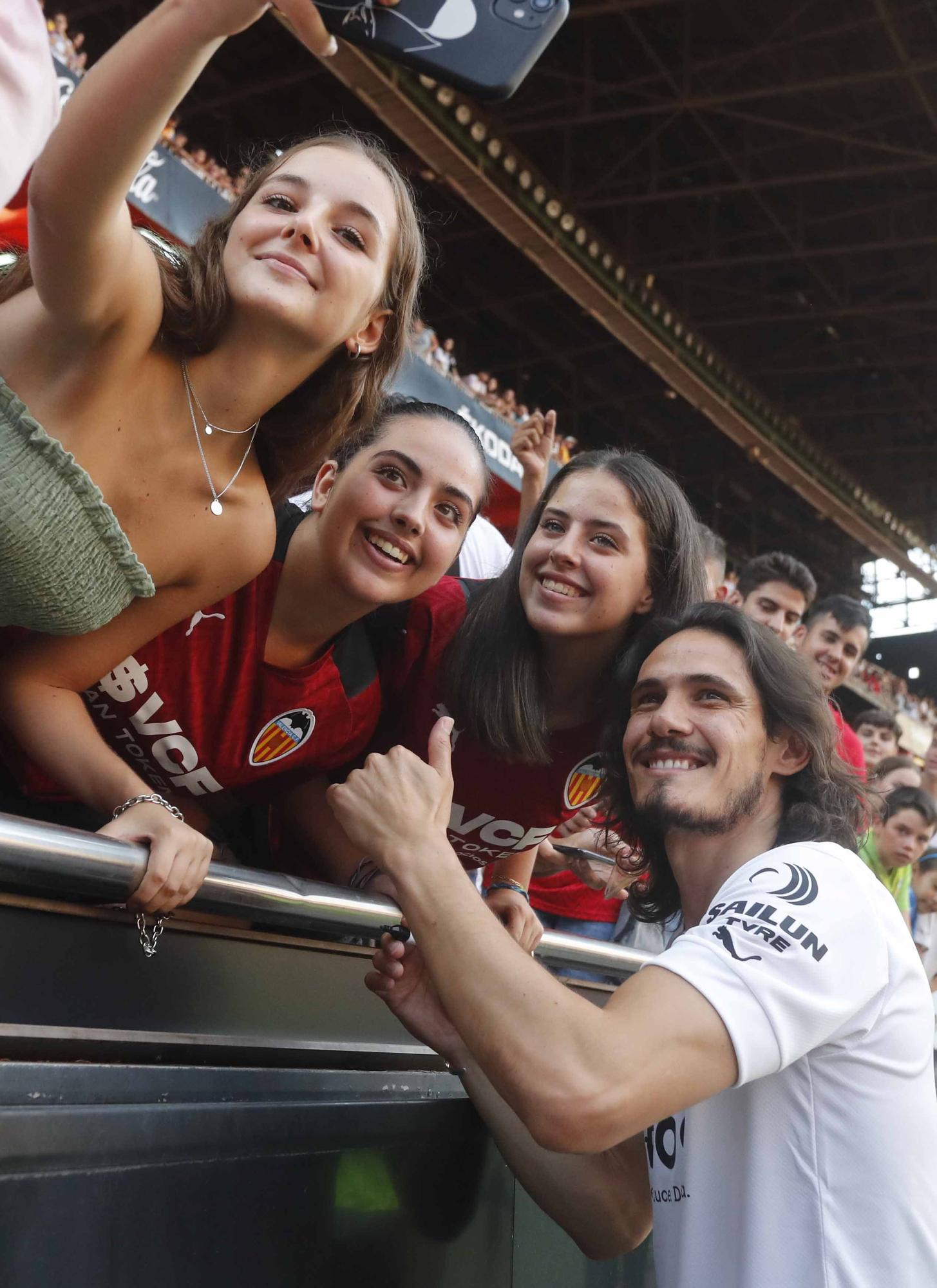 'Cavanimanía': Locura de la afición para dar la bienvenida a los fichajes del Valencia