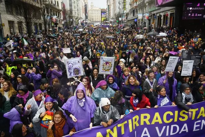 En imágenes | Las mujeres salen a las calles para celebrar y reivindicar un 8M pasado por agua