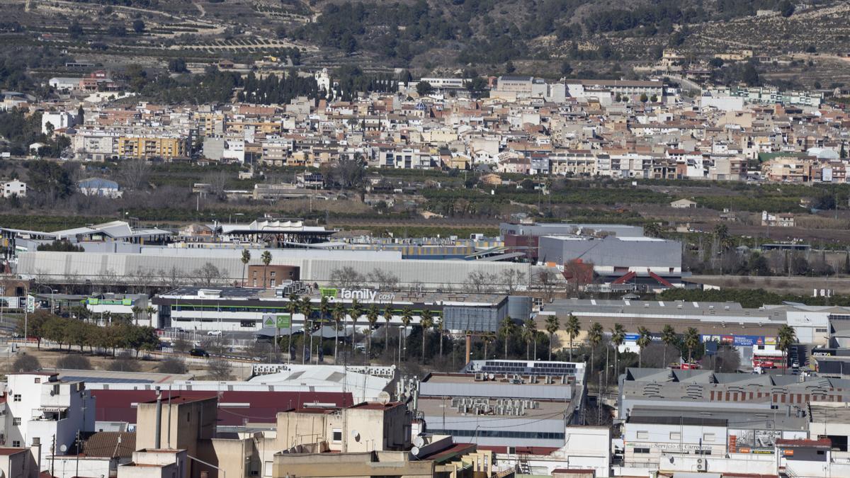 PolÍgono industrial de Xàtiva y al fondo la población de La Llosa de Ranes.