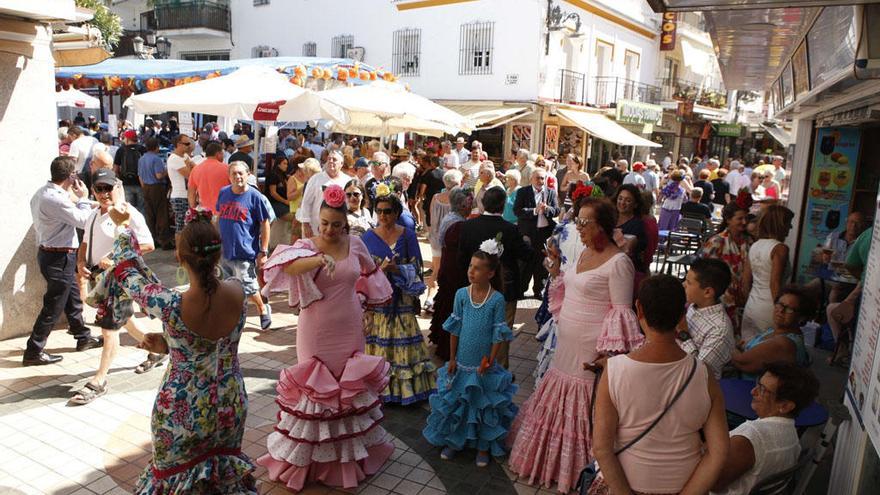 Vecinos de Torremolinos y visitantes disfrutan de la feria en el centro de la ciudad.