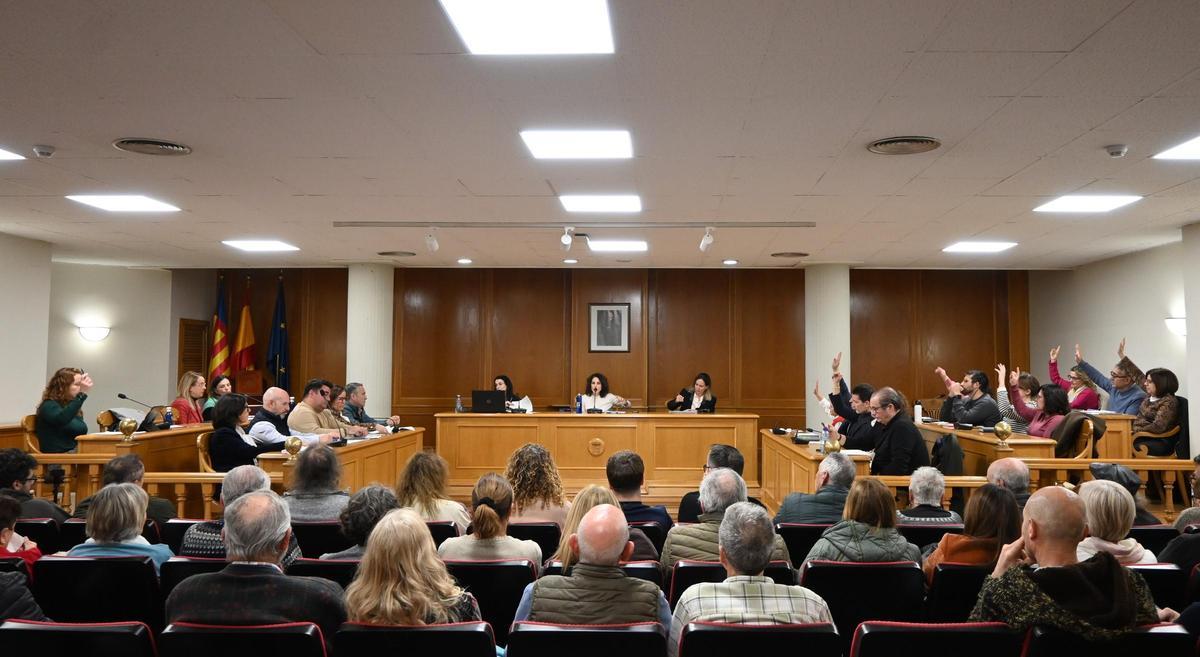 Votación de PSOE, Compromís y QET a favor de la moción en Quart de Poblet.