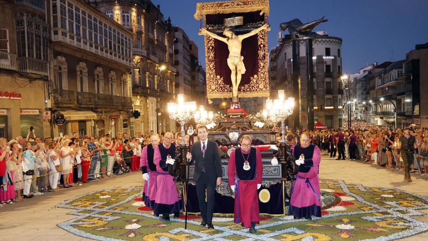 Vigo se vuelca con el Cristo y le despide con un emocionante himno