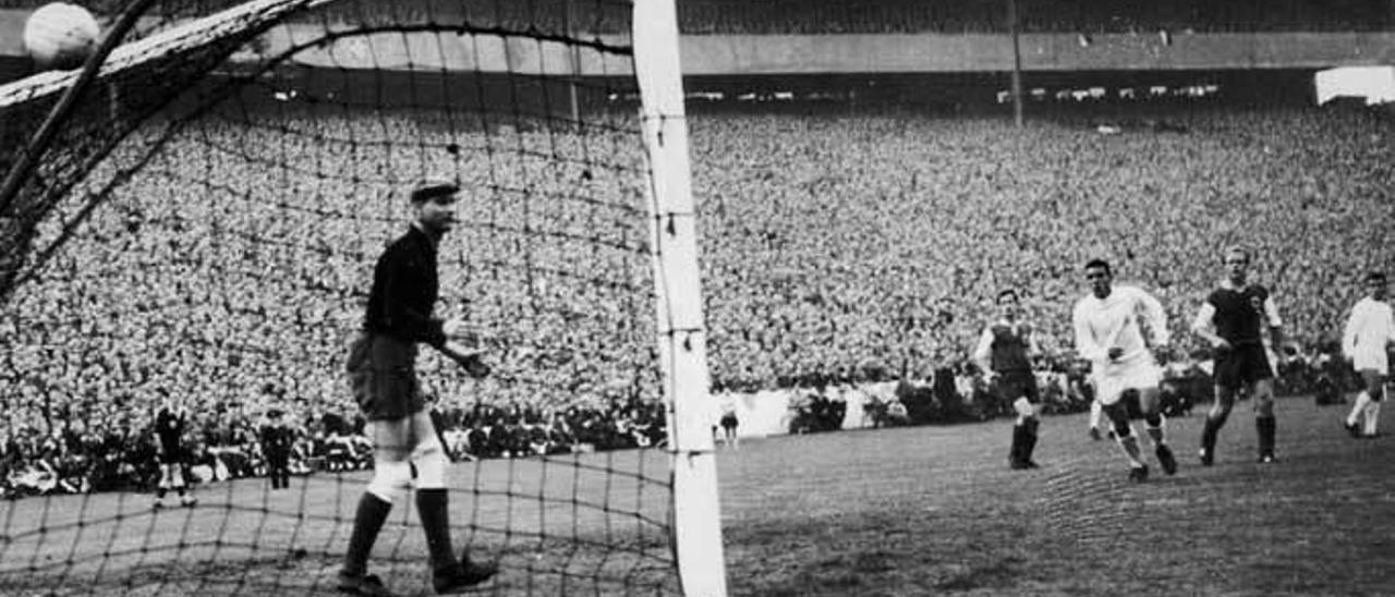 El guardameta alemán, Loy, tras recibir uno de los siete goles del Madrid.