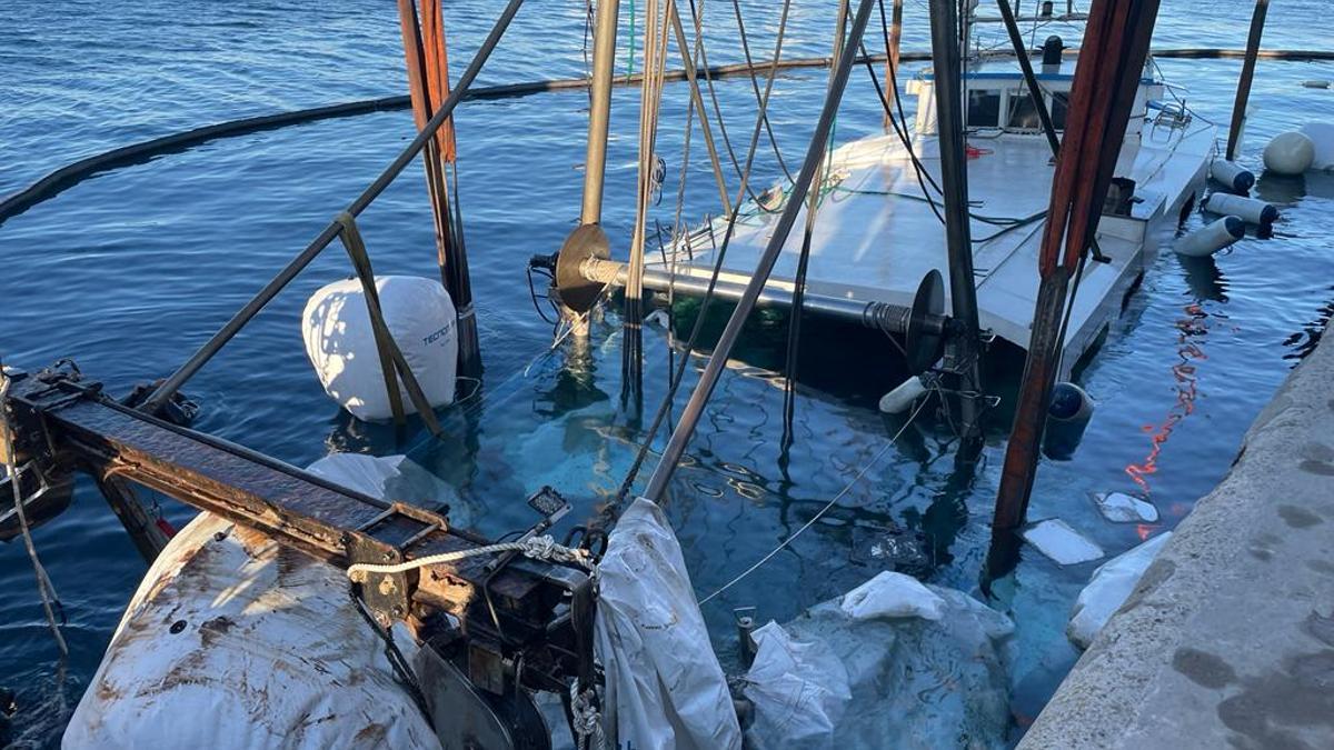 Recuperado el pesquero hundido en el puerto de Ibiza.