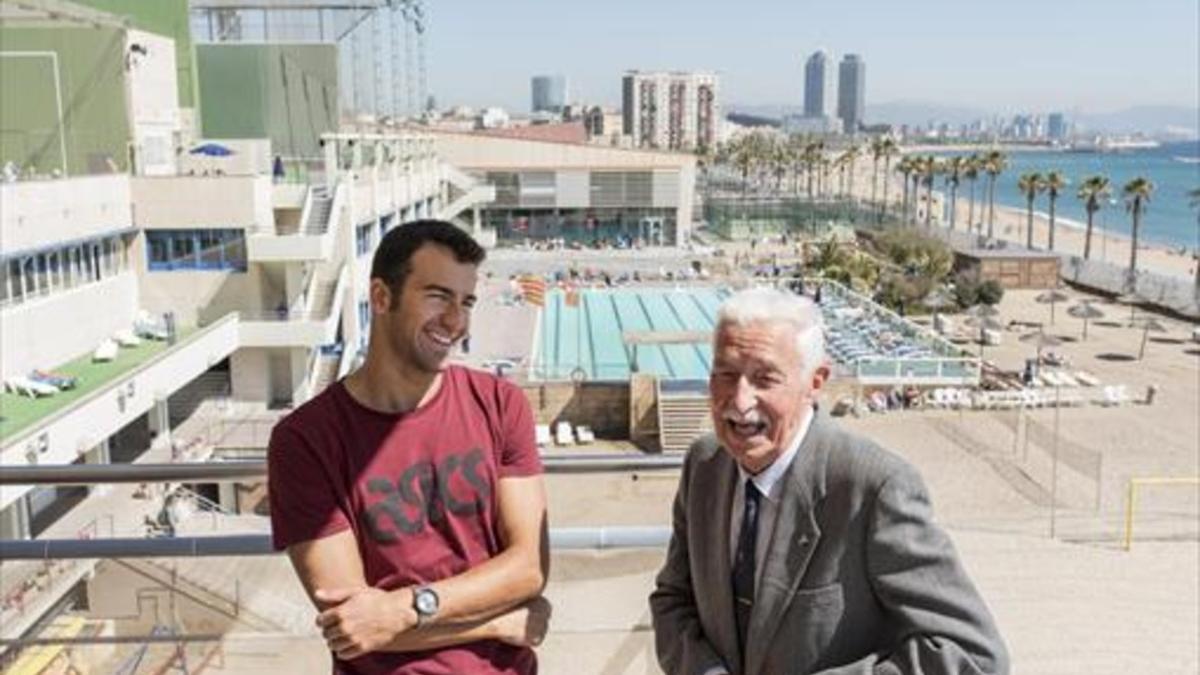 Ante la piscina salada.  8 El triatleta Godoy y el veterano Asencio.