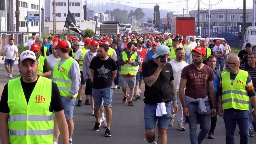 Cientos de trabajadores del metal reclaman en Santiago mejoras en el nuevo convenio