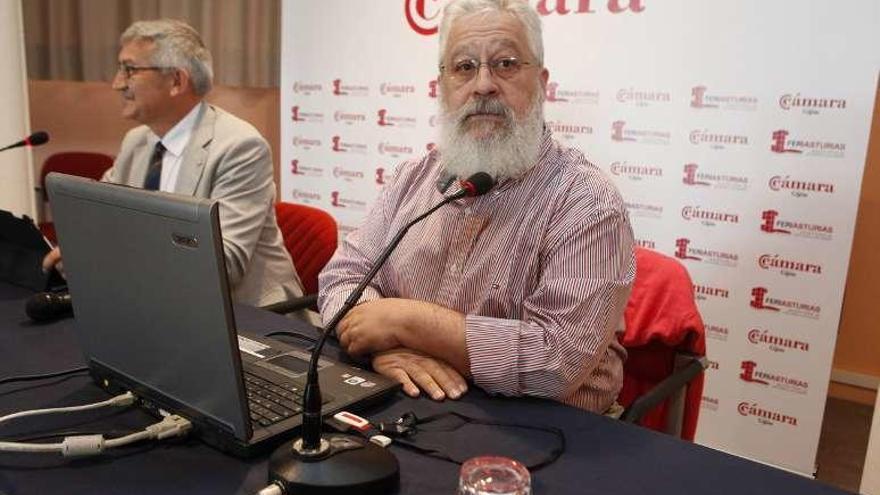 Marco de la Rasilla, en primer término, antes de comenzar la charla, con el rector de la Universidad de Oviedo, Santiago García Granda.