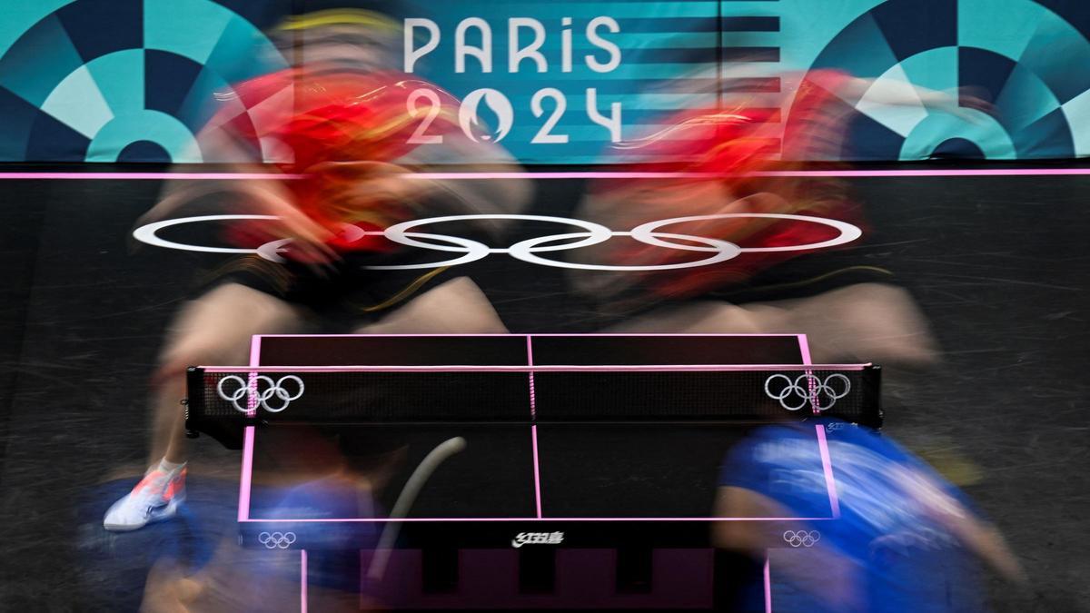 Imagen de la competición de tenis de mesa en la modalidad de dobles mixtos que se celebra en el South Paris Arena en los Juegos Olímpicos de Paris 2024