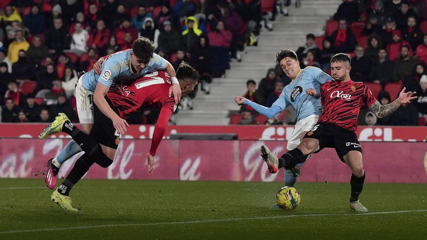 Larsen y Cervi tratan de ganar el balón en una jugada que acabó con gol anulado. // LOF