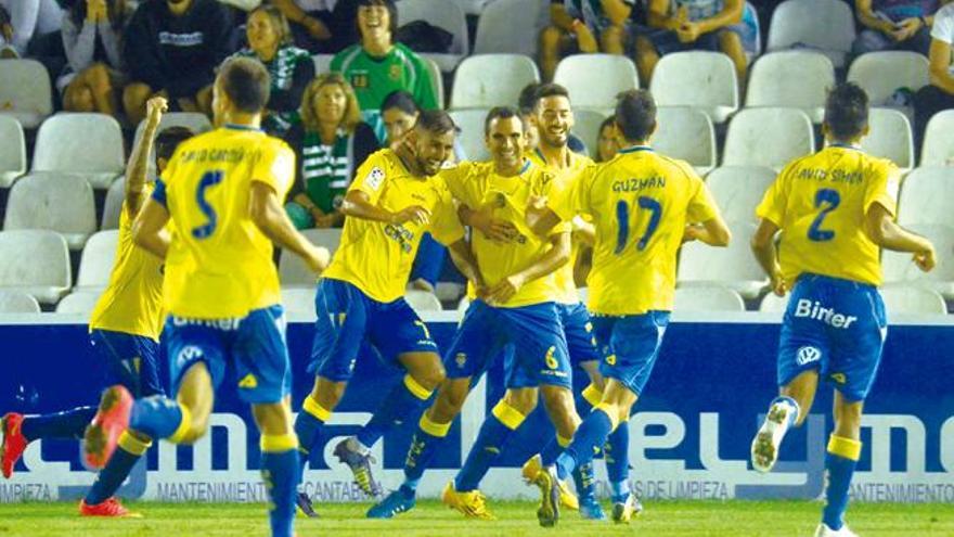 Los jugadores de la UD Las Palmas celebran la victoria ante el Racing