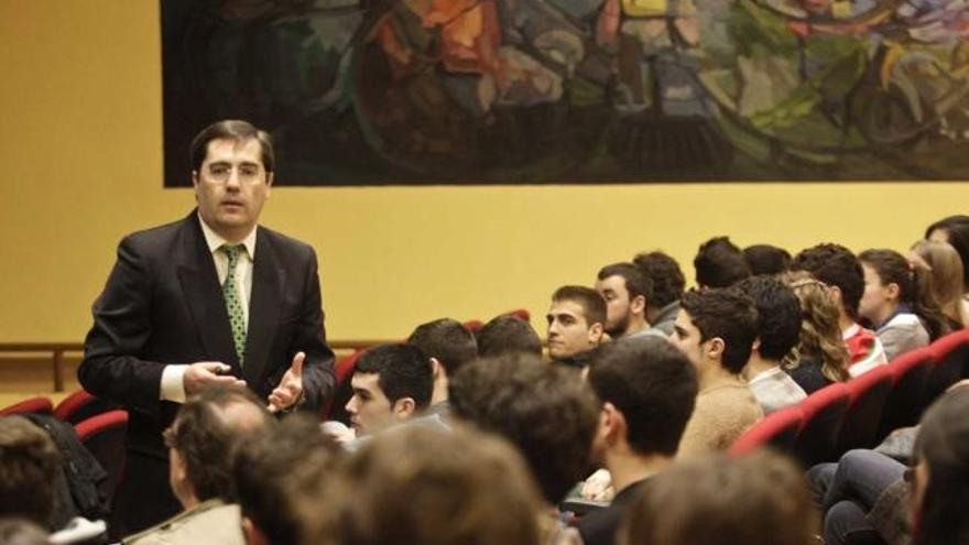 José María Martínez, ayer, impartiendo su conferencia en la Politécnica.