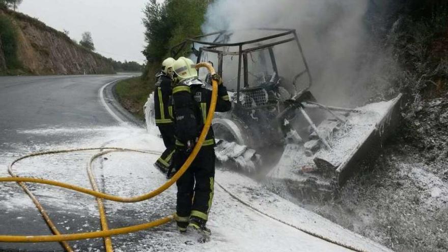 Los bomberos extinguen un tractor que arde en Aciveiro   |  Los Bombeiros de Deza-Tabeirós-Montes extinguieron ayer el fuego que arrasó un tractor Landini a las 11.34 horas en el kilómetro 21 del vial PO-584 (Cachafeiro-Lalín) a su paso por Aciveiro. Afortunadamente, el conductor, J.M.F., resultó ileso. Hasta el punto también se desplazaron Protección Civil de Forcarei, Emerxencias de A Estrada y la brigada forestal de Codeseda para apagar el fuego que prendió en la cuneta y que lograron apagar los bomberos.