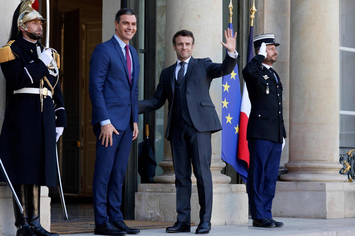 El presidente del Gobierno, Pedro Sánchez, con el presidente de la República francesa, Emmanuel Macron, en una visita en marzo pasado a París.