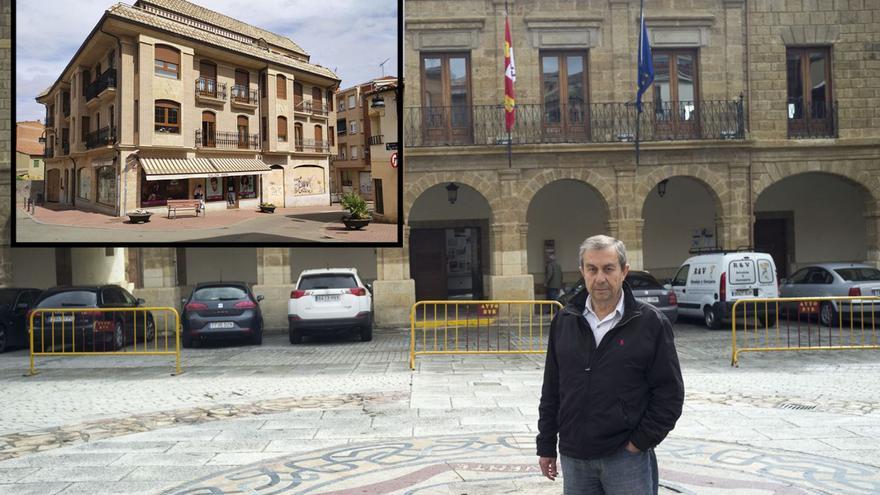 El arquitecto Román Ávila en la plaza Mayor. Arriba a la izquierda, imagen del Edificio Villalar.
