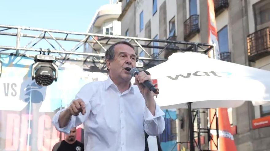 El alcalde de Vigo se une a las batallas de gallos de O Marisquiño