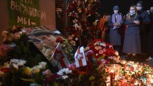 Lugar en Minks donde se ha levantado un memorial en homenaje a Roman Bondarenko, el joven que murió tras ser detenido por la policía.