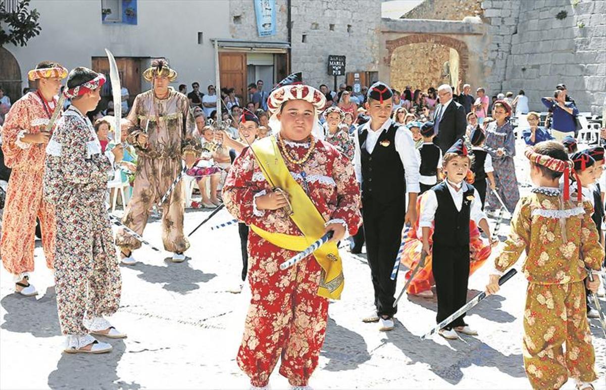 Peñíscola rinde un homenaje a sus mayores con las danzas infantiles