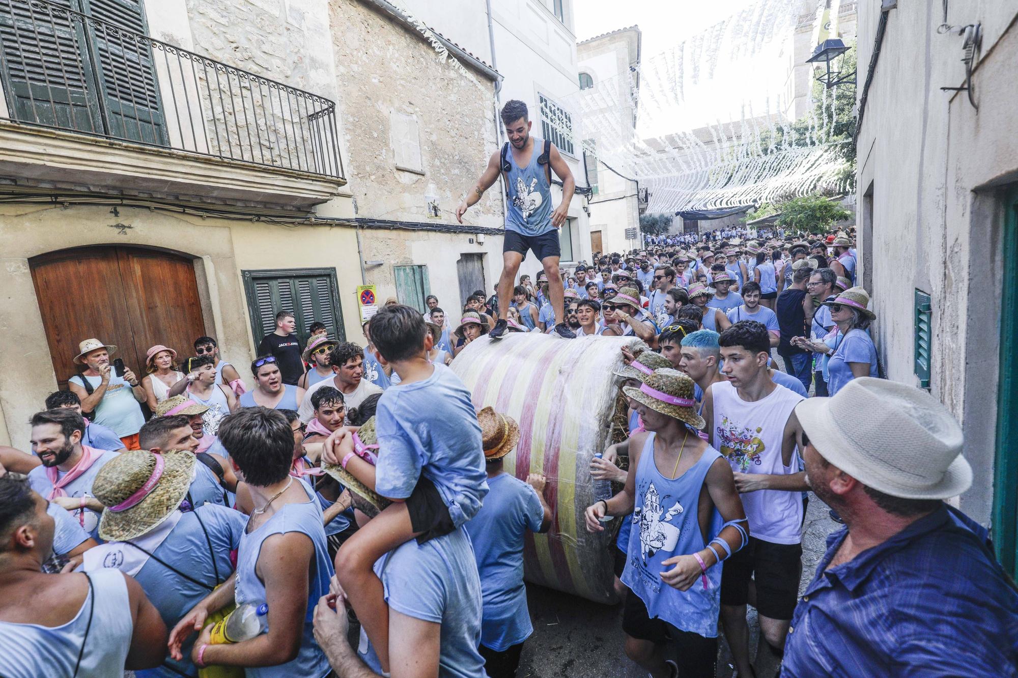Embala't de Sencelles: búscate en la fiesta de la paja del verano mallorquín