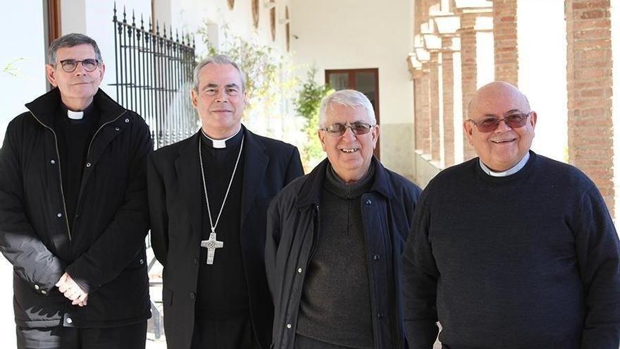 El obispo, junto a los tres sacerdotes designados capellanes.